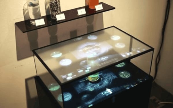 果汁幻影：透明屏幕投影艺术展现果汁